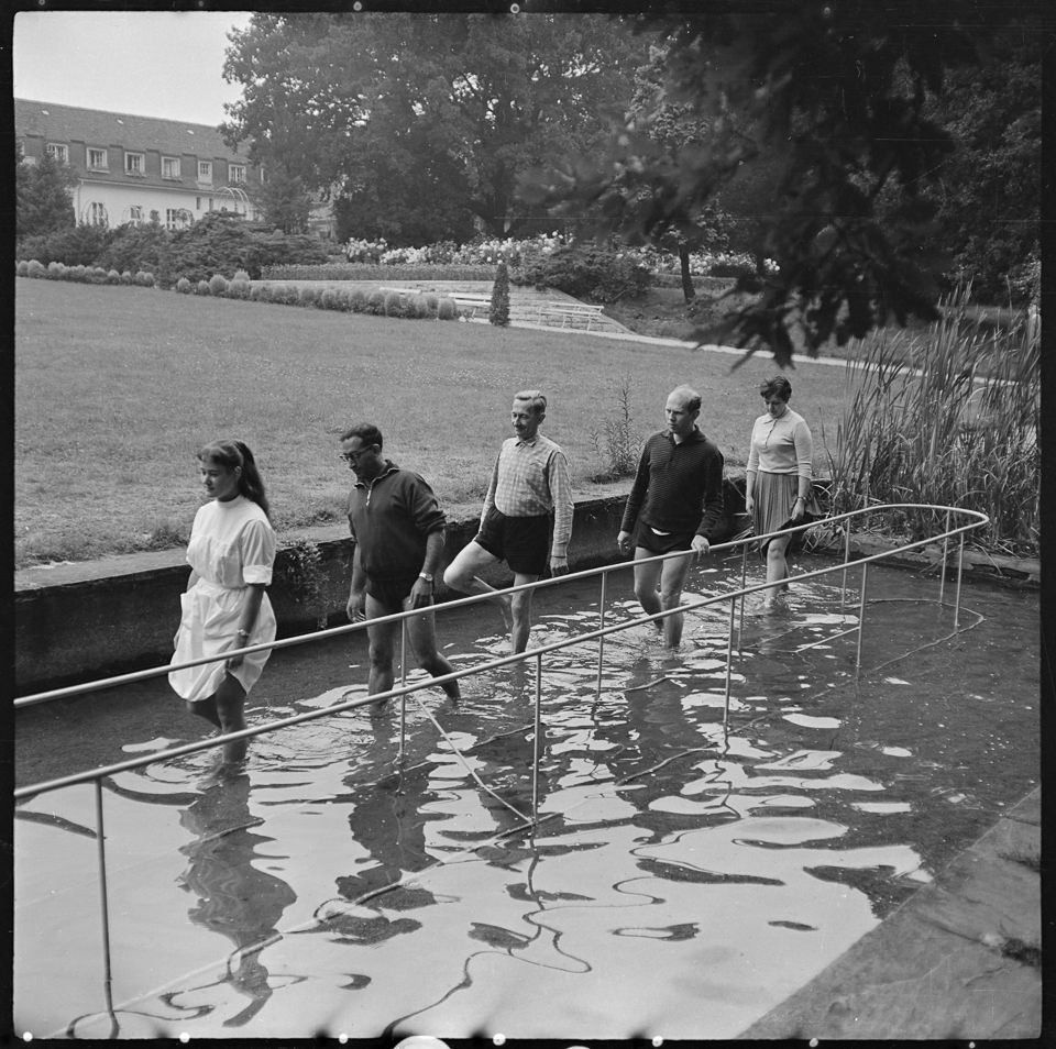 Kurgäste beim Wassertreten, 1964. SW-Foto © Kurt Schwarz. (Kurt Schwarz CC BY-NC-SA)