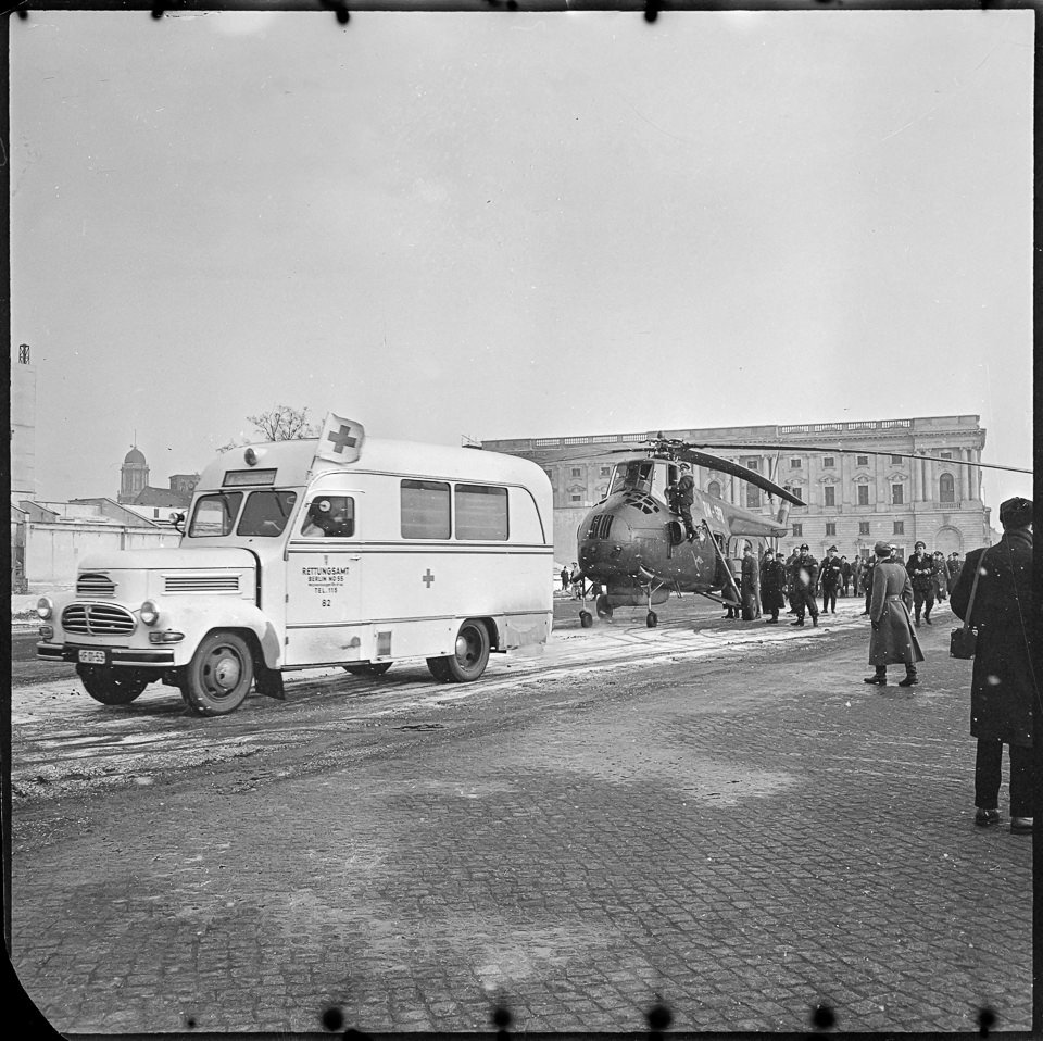 Krankenwagen und Hubschrauber, 1963. SW-Foto © Kurt Schwarz. (Kurt Schwarz CC BY-NC-SA)