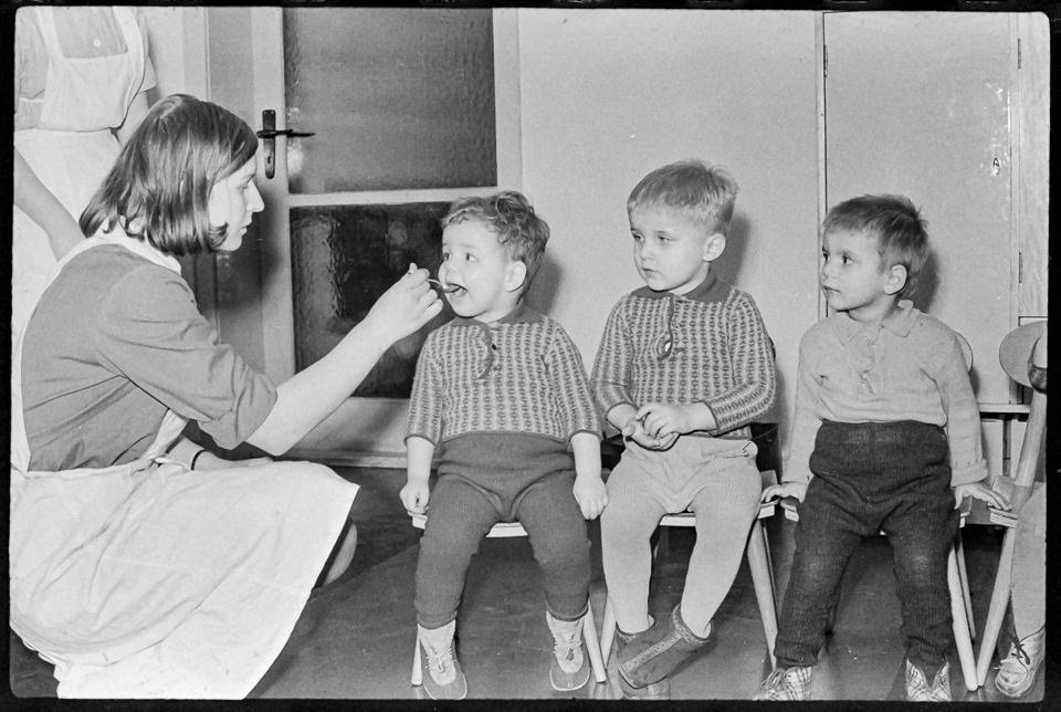 Polio-Schluckimpfung für Kleinkinder, 1964. SW-Foto © Kurt Schwarz. (Kurt Schwarz CC BY-NC-SA)