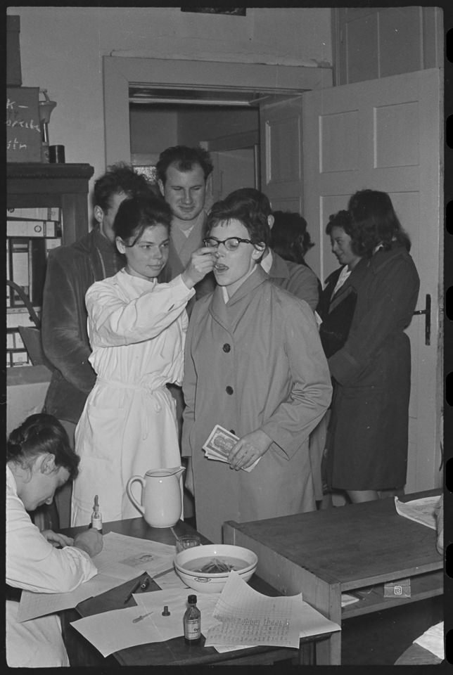 Polio-Schluckimpfung für Erwachsene, 1961. SW-Foto © Kurt Schwarz. (Kurt Schwarz CC BY-NC-SA)