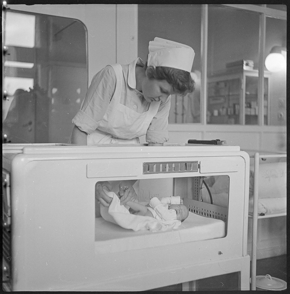 Kind im Brutkasten auf der Säuglingsstation, 1961. SW-Foto © Kurt Schwarz. (Kurt Schwarz CC BY-NC-SA)