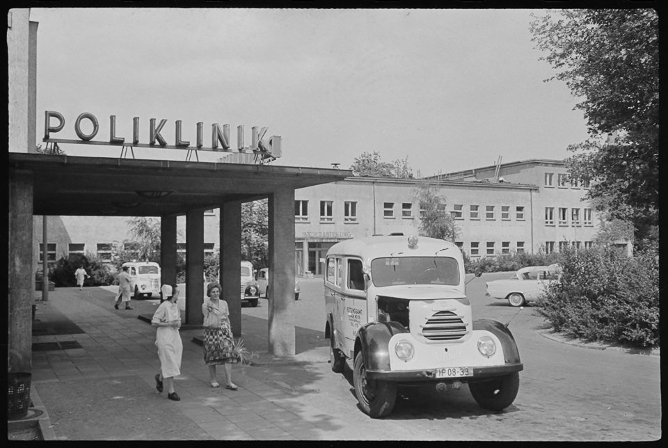 Krankenwagen vor Eingang der Poliklinik Friedrichshain, 1959. SW-Foto © Kurt Schwarz. (Kurt Schwarz CC BY-NC-SA)