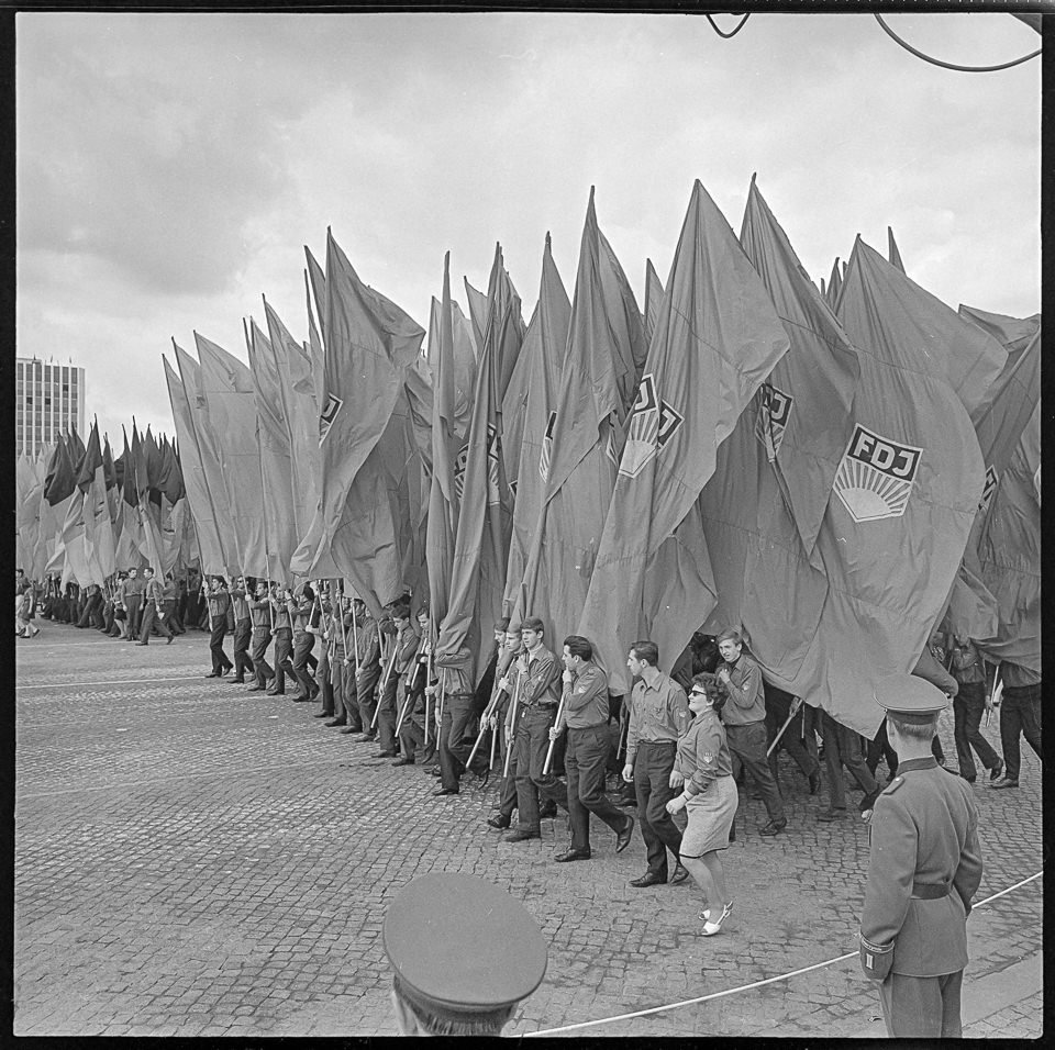 2 Formationen der FDJ mit riesigen Fahnen auf 'Kampfdemonstration' zum 1. Mai, 01.05.1968. SW-Foto © Kurt Schwarz. (Kurt Schwarz CC BY-NC-SA)