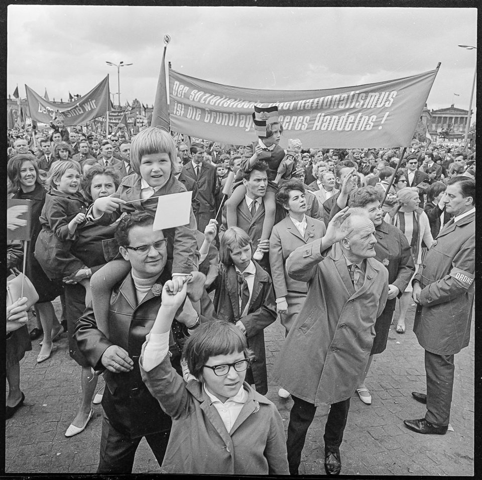 Familien mit Kindern auf der 'Kampfdemonstration' zum 1. Mai, 01.05.1968. SW-Foto © Kurt Schwarz. (Kurt Schwarz CC BY-NC-SA)