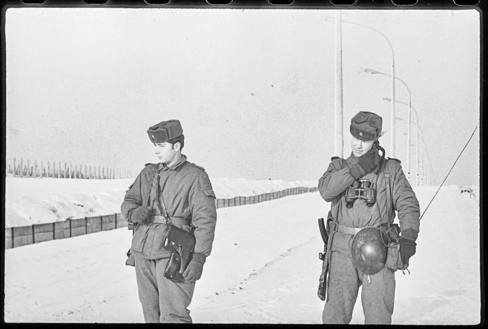 Zwei Grenzsoldaten am verschneiten Grenzstreifen auf Patrouille, 1967. SW-Foto © Kurt Schwarz. (Kurt Schwarz CC BY-NC-SA)