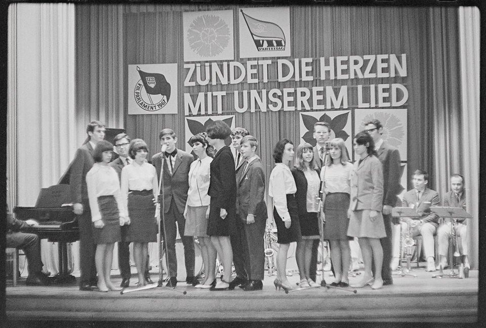 Vorbereitung eines FDJ-Chores für Pfingsttreffen, 1967. SW-Foto © Kurt Schwarz. (Kurt Schwarz CC BY-NC-SA)