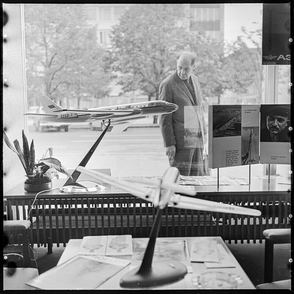 Auslagen im Schaufenster des sowj. Reisebüros 'Intourist', Mai 1968. SW-Foto © Kurt Schwarz. (Kurt Schwarz CC BY-NC-SA)