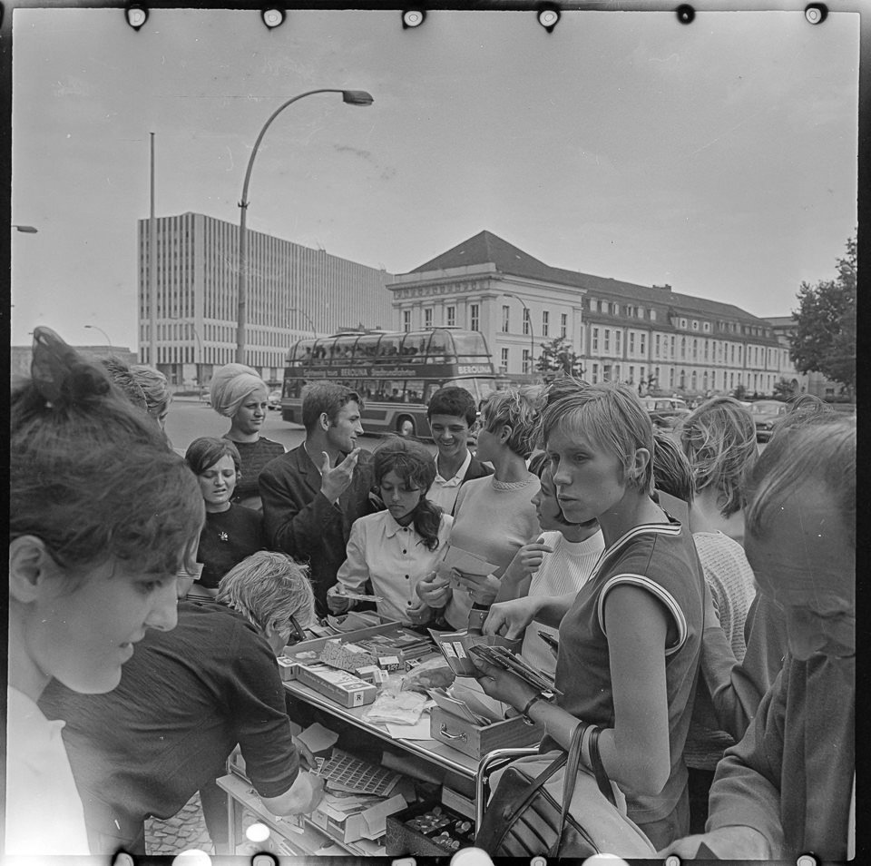 Jugendliche Berlinbesucher an einem Straßenstand, Mai 1967. SW-Foto © Kurt Schwarz. (Kurt Schwarz CC BY-NC-SA)