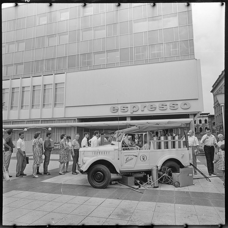 Kundenandrang vor der 'Brausefeuerwehr', August 1967. SW-Foto © Kurt Schwarz. (Kurt Schwarz CC BY-NC-SA)