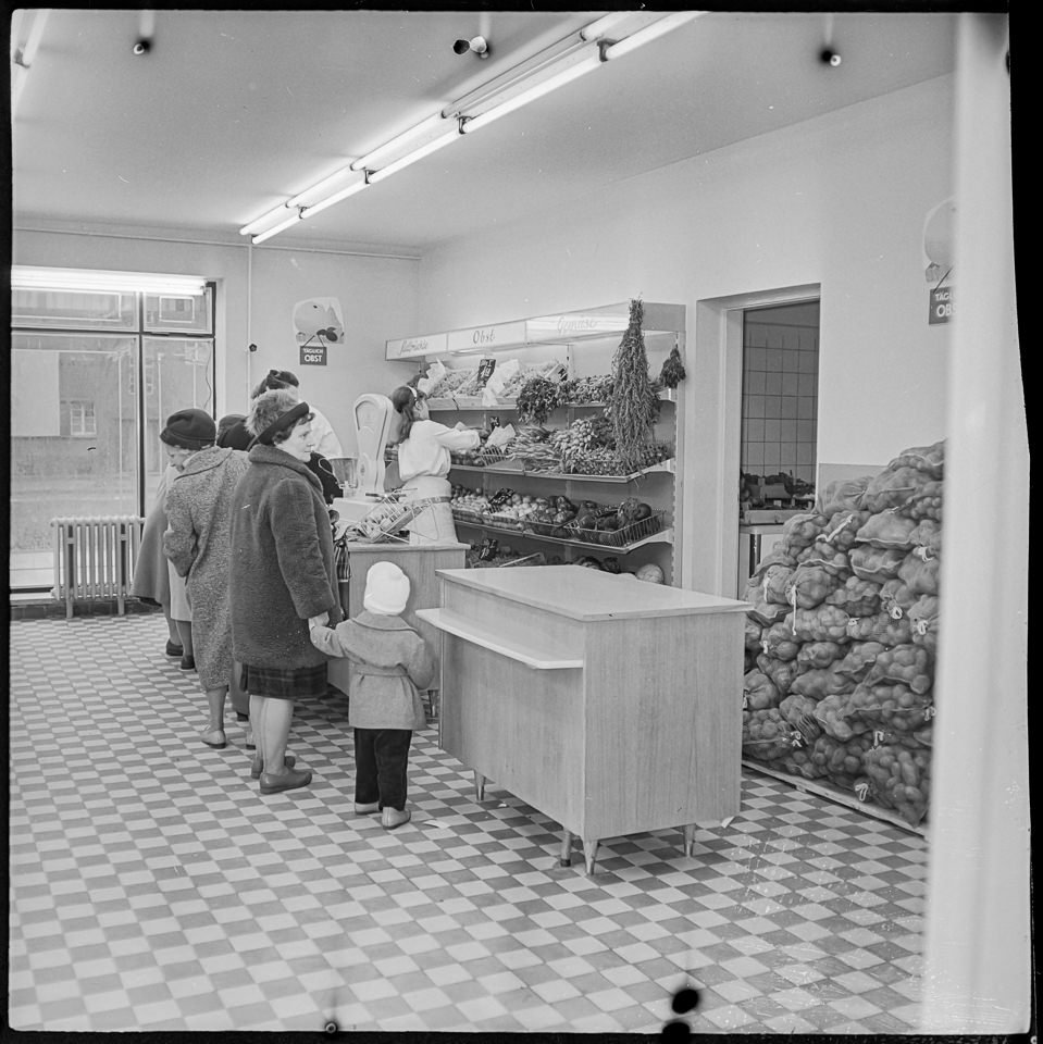 Obst- und Gemüse-Geschäft in Ostberlin, 1962, 1960er Jahre. SW-Foto © Kurt Schwarz. (Kurt Schwarz CC BY-NC-SA)