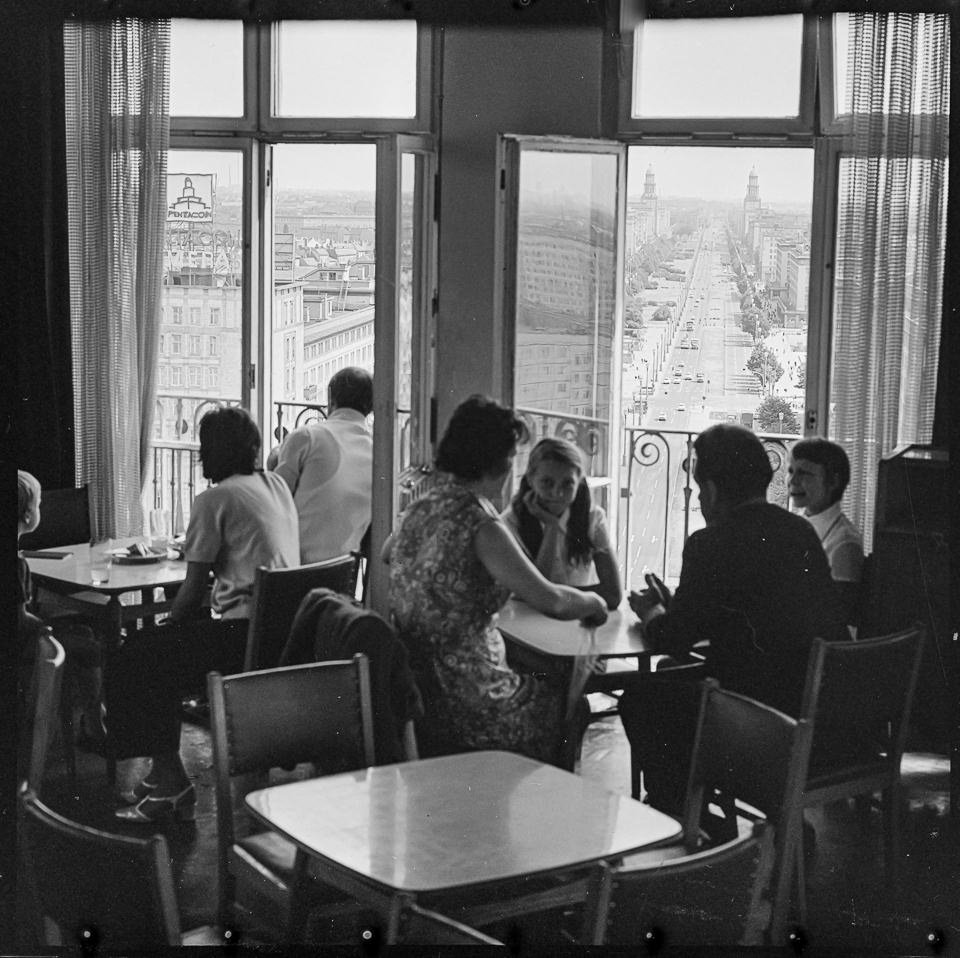 Im Kinder-Café im Haus des Kindes, Bild 2, August 1971. SW-Foto © Kurt Schwarz. (Kurt Schwarz CC BY-NC-SA)