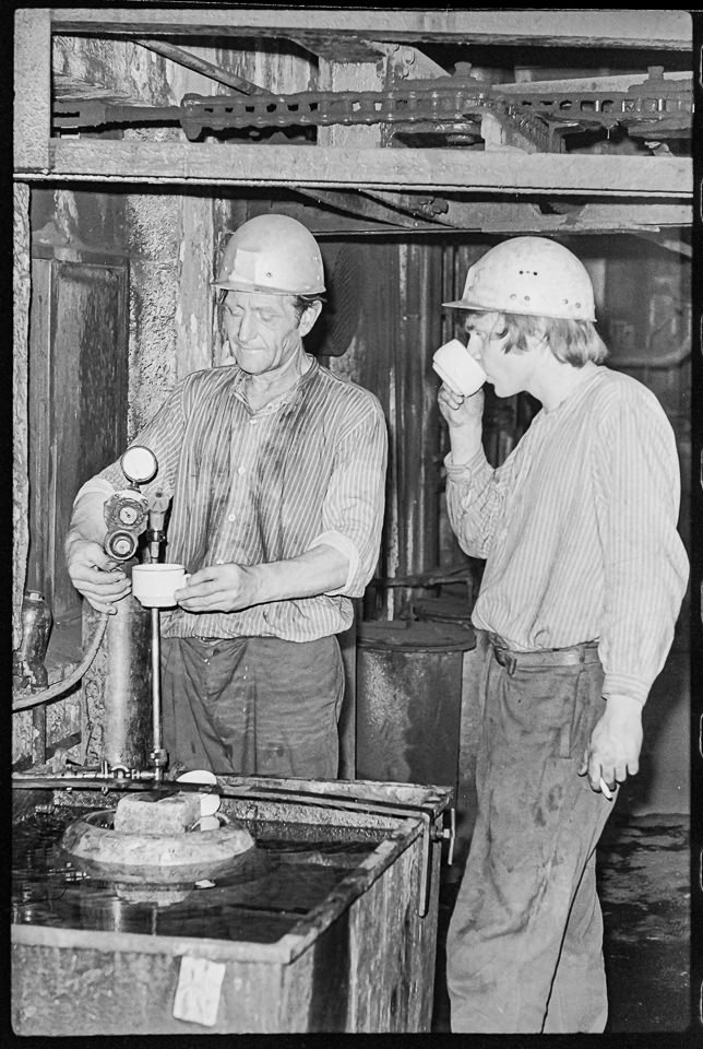 Arbeiter im Gaswerk in der Dimitrofstraße, Bild 1, Mai 1971. SW-Foto © Kurt Schwarz. (Kurt Schwarz CC BY-NC-SA)