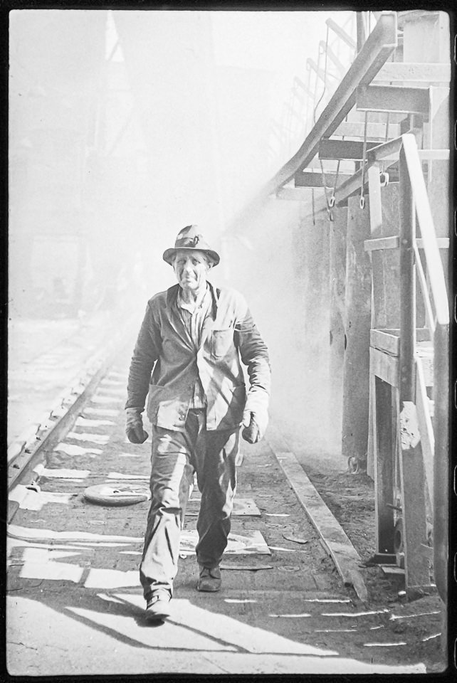 Arbeiter im Gaswerk in der Dimitrofstraße, Bild 3, Mai 1971. SW-Foto © Kurt Schwarz. (Kurt Schwarz CC BY-NC-SA)