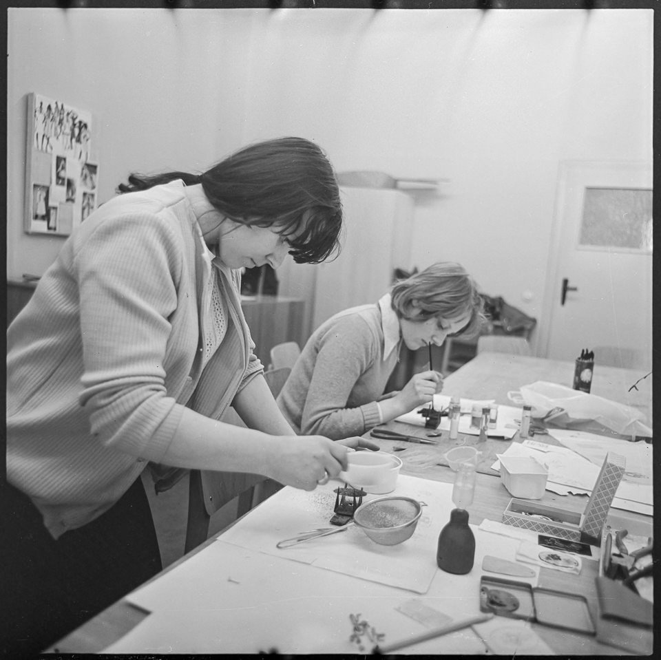 2 Mädchen bei Emaillearbeiten im HdjT, 1974. SW-Foto © Kurt Schwarz. (Kurt Schwarz CC BY-NC-SA)