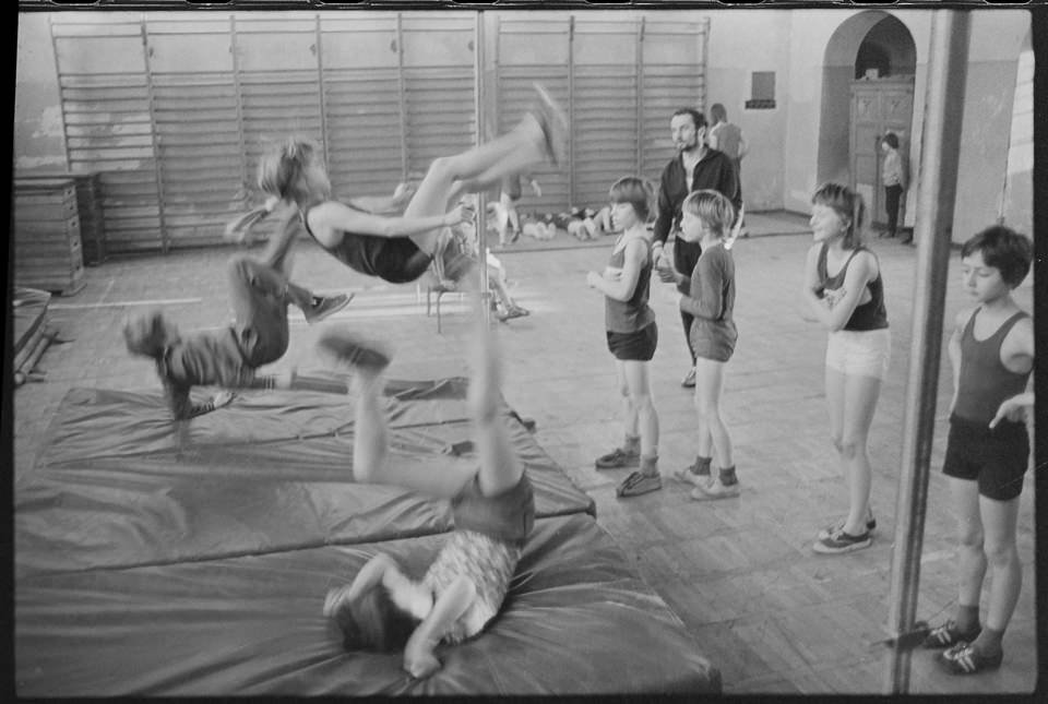 Kinder bei Sport-AG in Karlshorst, 1976. SW-Foto © Kurt Schwarz. (Kurt Schwarz CC BY-NC-SA)