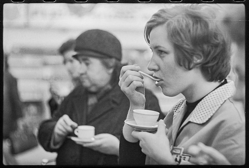 Frauen bei einer Suppenverkostung von Fertigsuppen, Bild 1, Dezember 1972. SW-Foto © Kurt Schwarz. (Kurt Schwarz CC BY-NC-SA)