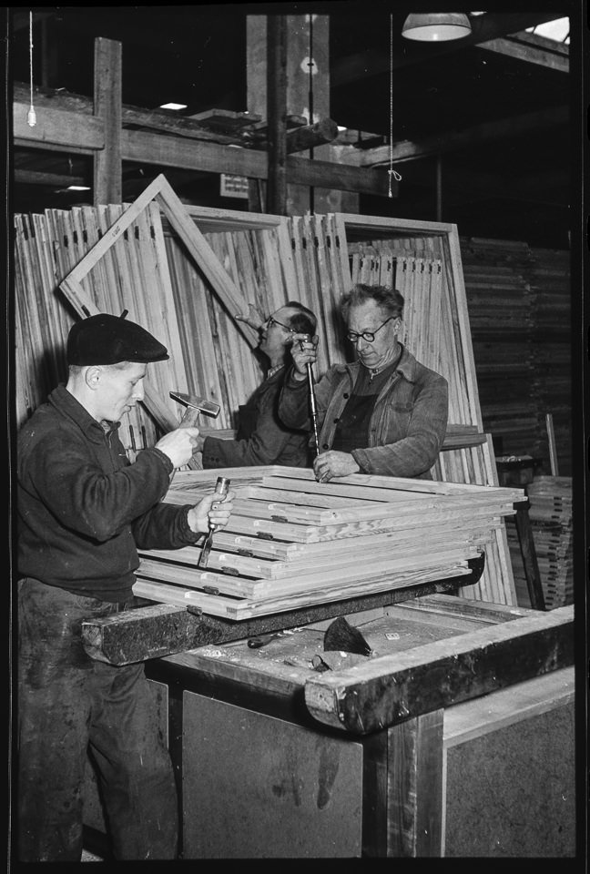 Drei Männer bei der Herstellung von Fensterrahmen, 1959. SW-Foto © Kurt Schwarz. (Kurt Schwarz CC BY-NC-SA)
