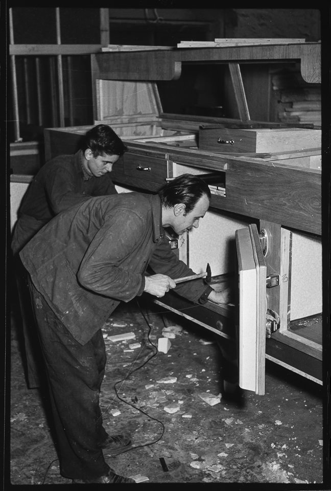 VEB Kühlautomat Berlin, Bild 1: Zwei Männer bei der Arbeit an Kühlschränken, 1959. SW-Foto © Kurt Schwarz. (Kurt Schwarz CC BY-NC-SA)