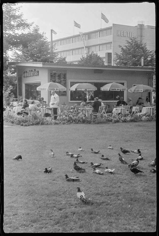 Gartenrestaurant in Moabit, Westberlin, 1959. SW-Foto © Kurt Schwarz. (Kurt Schwarz CC BY-NC-SA)