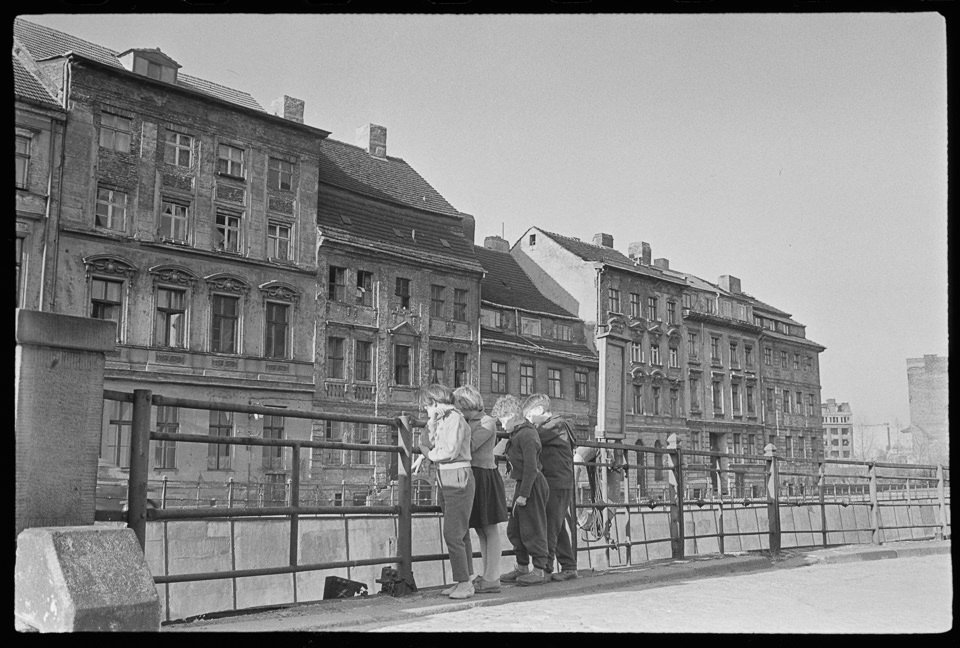 Vier Kinder im historischen Zentrum von Berlin schauen auf die Spree, 1959. SW-Foto © Kurt Schwarz. (Kurt Schwarz CC BY-NC-SA)