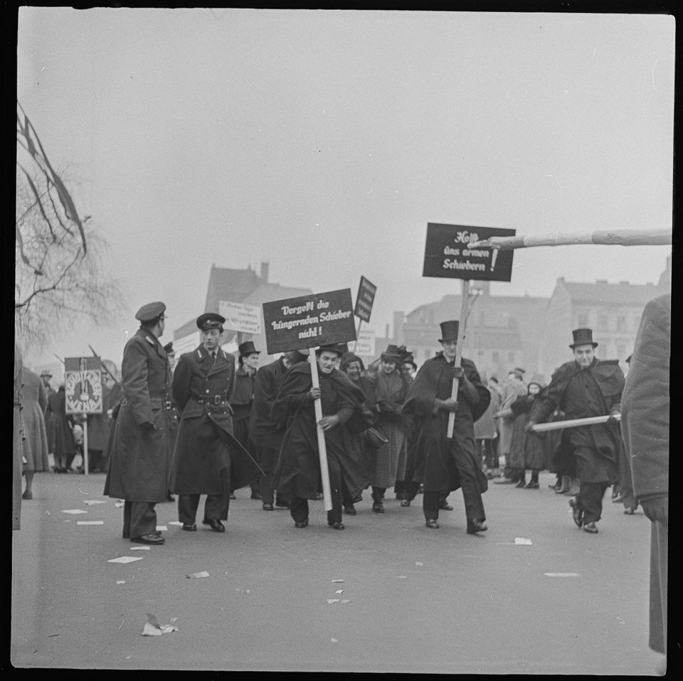 Umzug zur Feier des 10jährigen Bestehens des Berliner Magistrats am 30.11.1958 mit als "Schieber" verkleideten Demonstranten, Bild 3. SW-Foto © Kurt Schwar (Kurt Schwarz CC BY-NC-SA)