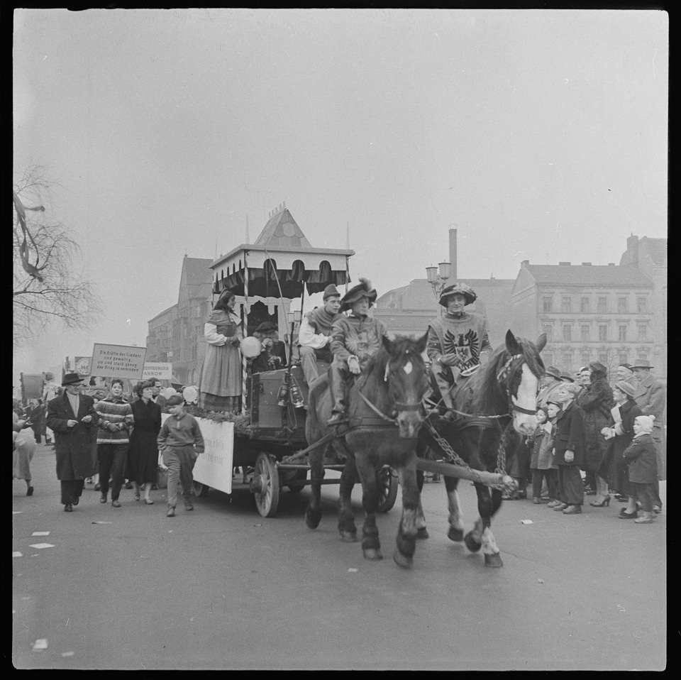 Umzug zur Feier des 10jährigen Bestehens des Berliner Magistrats am 30.11.1958 mit mittelalterlich gestalteten Demonstrationswagen, Bild 4. SW-Foto © Kurt (Kurt Schwarz CC BY-NC-SA)