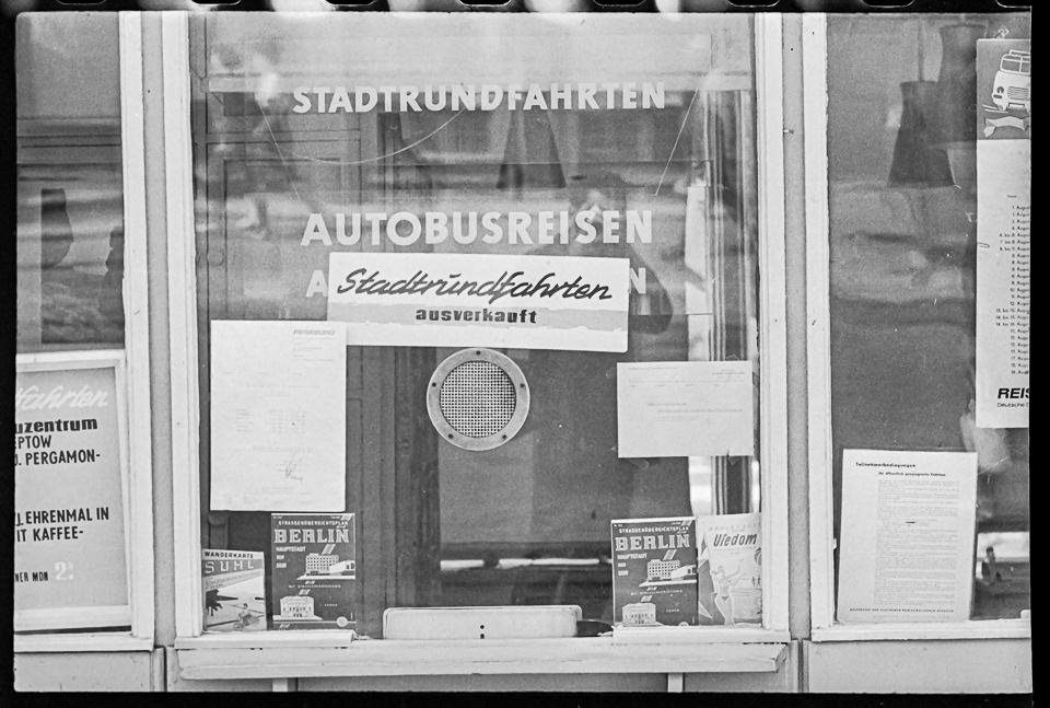 Unbesetzter Verkaufsschalter für Busfahrten, Mitte 1960er Jahre. SW-Foto © Kurt Schwarz. (Kurt Schwarz CC BY-NC-SA)