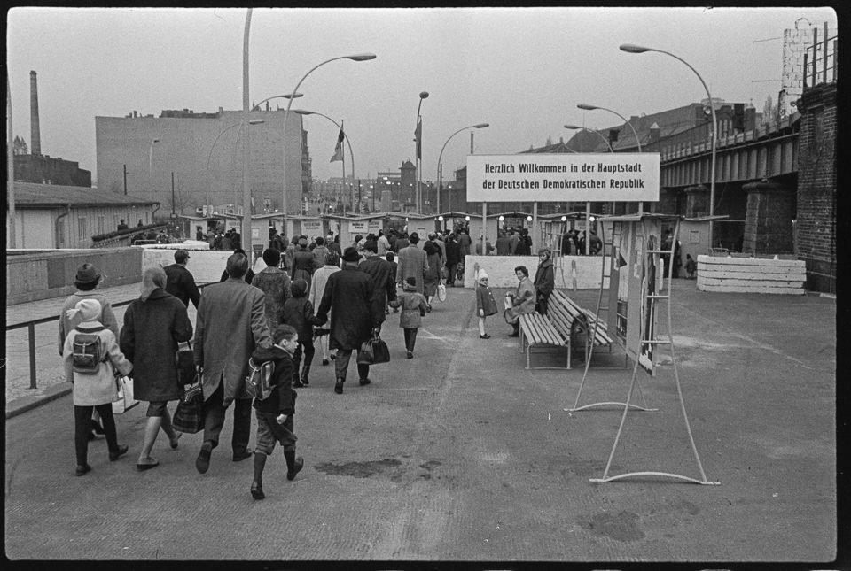 Erstes Passierscheinabkommen 1963, Bild 1: Westberliner am Grenzübergang Oberbaumbrücke. SW-Foto, Dezember 1963 © Kurt Schwarz. (Kurt Schwarz CC BY-NC-SA)
