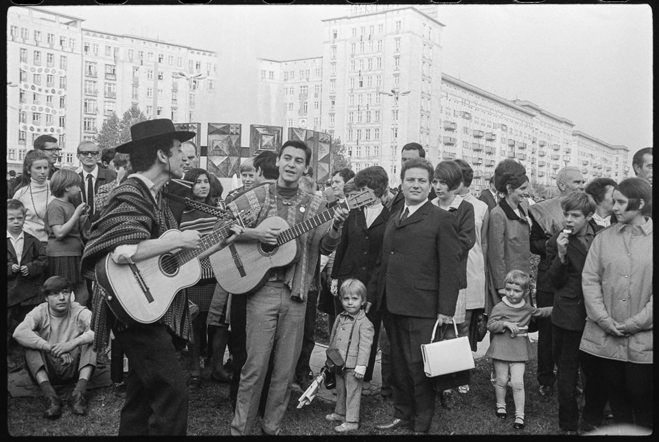 Chilenische Musiker am Strausberger Platz mit Zuschauern während der Feierlichkeiten zum 20. Jahrestag der DDR, 7. Oktober 1969, Bild 2. SW-Foto © Kurt Sch (Kurt Schwarz CC BY-NC-SA)
