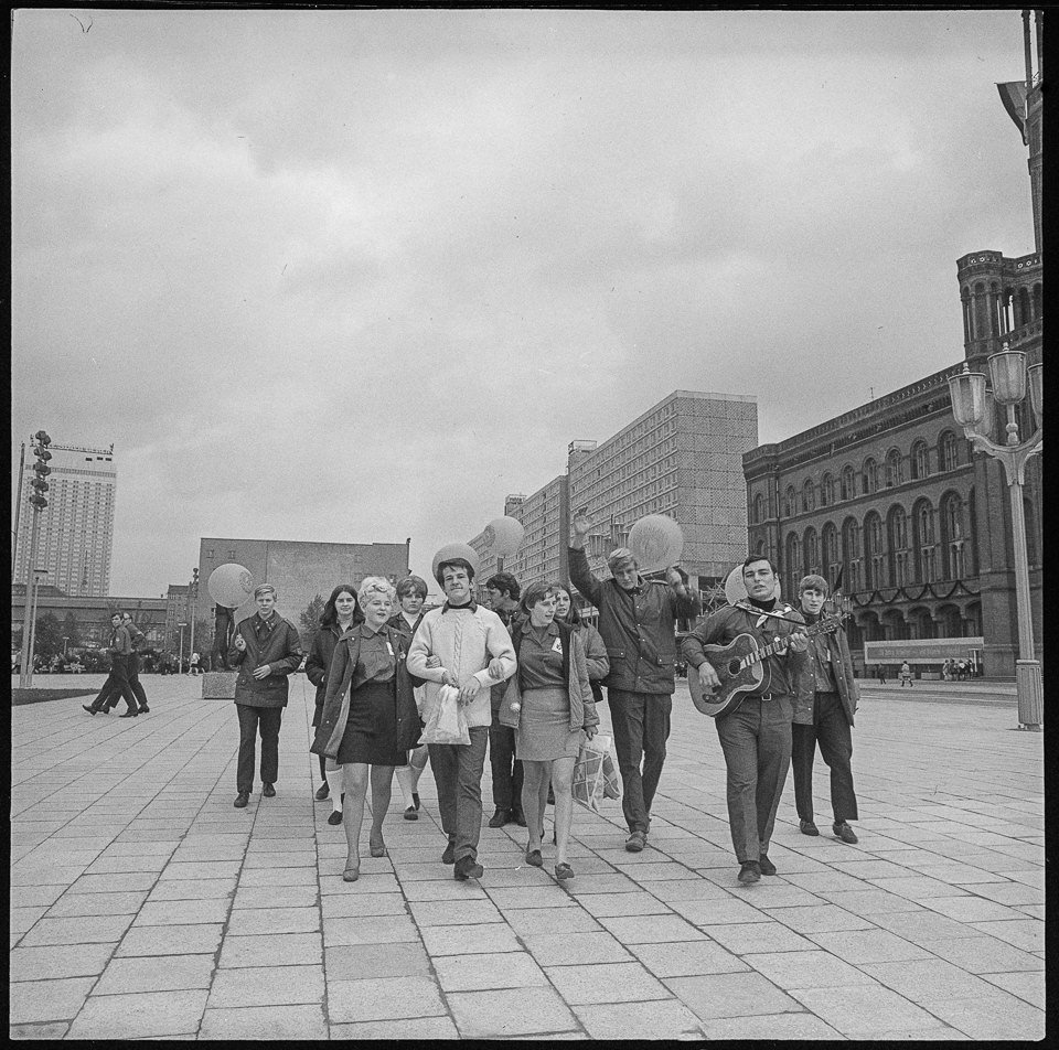 Gruppe von Jugendlichen vor dem Roten Rathaus während der Feierlichkeiten zum 20. Jahrestag der DDR, Bild 3, um den 6.Oktober 1969. SW-Foto © Kurt Schwarz. (Kurt Schwarz CC BY-NC-SA)