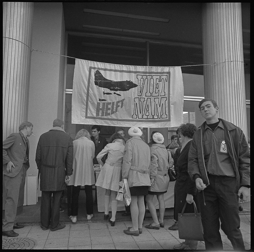 Jugendliche vor einem Solidaritätsstand für Vietnam im Rahmen der Feierlichkeiten zum 20. Jahrestag der DDR, Bild 4, um den 6.Oktober 1969. SW-Foto © Kurt (Kurt Schwarz CC BY-NC-SA)