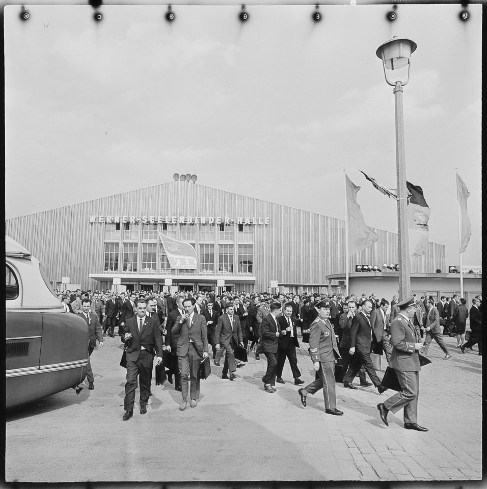 VII. Parteitag der SED, Bild 1: Parteitagsdelegierte verlassen die Werner-Seelenbinder-Halle, April 1967. SW-Foto © Kurt Schwarz. (Kurt Schwarz CC BY-NC-SA)