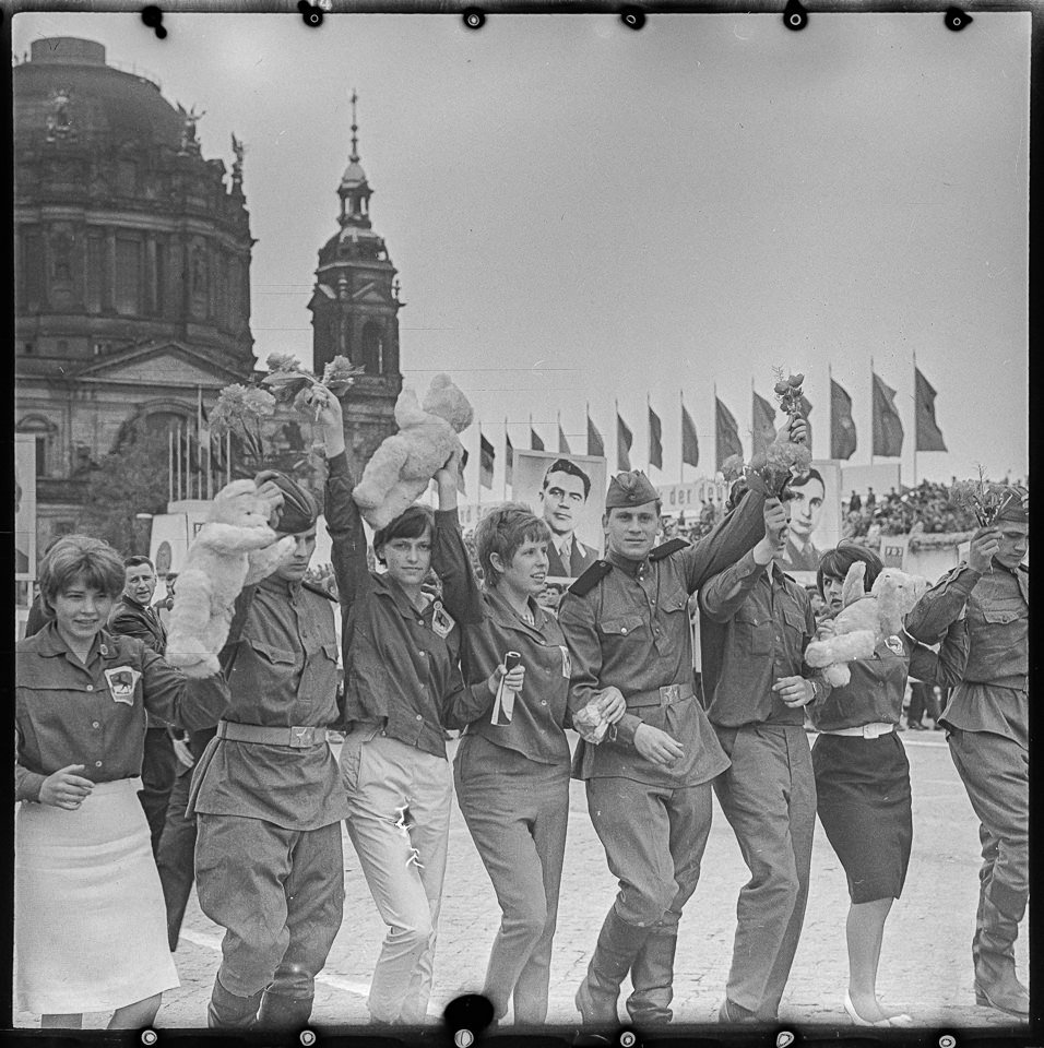 Deutschlandtreffen vom 16. bis 18. Mai 1964, Bild 1: sowjetische Teilnehmer in Uniform paradieren vor dem Berliner Dom, SW-Foto © Kurt Schwarz. (Kurt Schwarz CC BY-NC-SA)