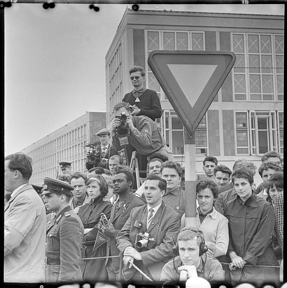 Deutschlandtreffen vom 16. bis 18. Mai 1964, Bild 2: Schaulustige und Journalisten beobachten die Parade am Karl-Marx-Platz. SW-Foto © Kurt Schwarz. (Kurt Schwarz CC BY-NC-SA)