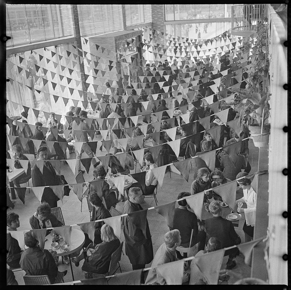 Deutschlandtreffen vom 16. bis 18. Mai 1964, Bild 3: Teilnehmer im Foyer der Kongresshalle am Alexanderplatz. SW-Foto © Kurt Schwarz. (Kurt Schwarz CC BY-NC-SA)