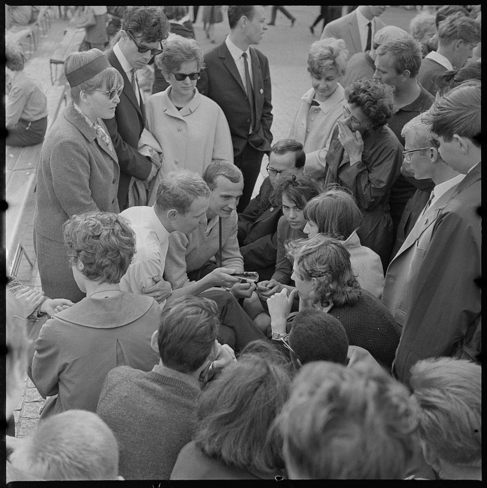 Deutschlandtreffen vom 16. bis 18. Mai 1964, Bild 4: Diskutierende Jugendliche, Unter den Linden. SW-Foto © Kurt Schwarz. (Kurt Schwarz CC BY-NC-SA)