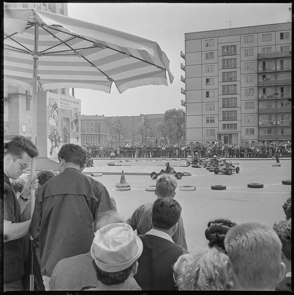 Deutschlandtreffen vom 16. bis 18. Mai 1964, Bild 5: Gokart-Rennen auf der Karl-Marx-Allee. SW-Foto © Kurt Schwarz. (Kurt Schwarz CC BY-NC-SA)