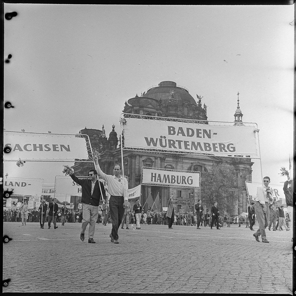 Deutschlandtreffen vom 16. bis 18. Mai 1964, Bild 6: Teilnehmer aus Westdeutschland paradieren vor dem Berliner Dom. SW-Foto © Kurt Schwarz. (Kurt Schwarz CC BY-NC-SA)