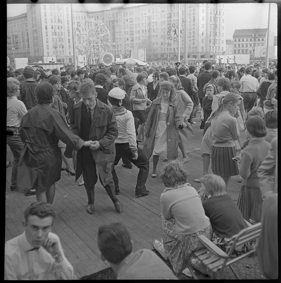 Deutschlandtreffen vom 16. bis 18. Mai 1964, Bild 7: tanzende Jugendliche an der Karl-Marx-Allee, SW-Foto © Kurt Schwarz. (Kurt Schwarz CC BY-NC-SA)