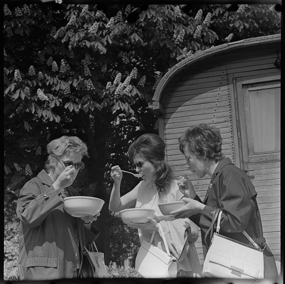 Deutschlandtreffen vom 16. bis 18. Mai 1964, Bild 9: drei junge Frauen essen Suppe. SW-Foto © Kurt Schwarz. (Kurt Schwarz CC BY-NC-SA)