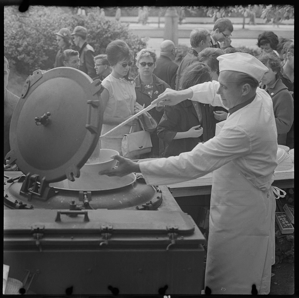Deutschlandtreffen vom 16. bis 18. Mai 1964, Bild 10: Suppenküche für die Verpflegung der Teilnehmer. SW-Foto © Kurt Schwarz. (Kurt Schwarz CC BY-NC-SA)