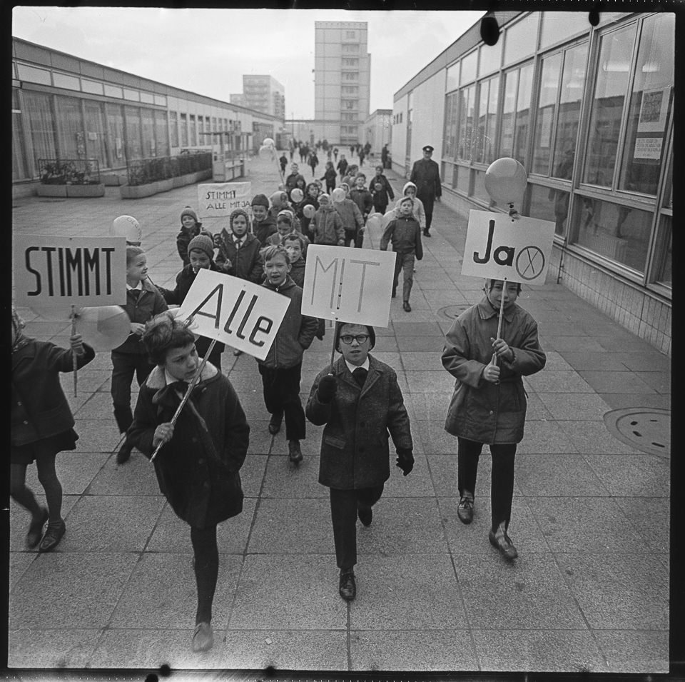 Volksentscheid zur neuen Verfassung der DDR am 6. April 1968, Bild 1: Kinder demonstrieren für die neue Verfassung. SW-Foto, März-April 1968 © Kurt Schwarz (Kurt Schwarz CC BY-NC-SA)