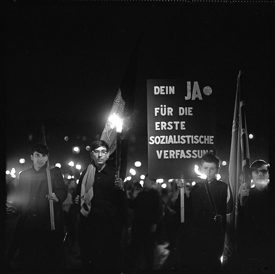 Volksentscheid zur neuen Verfassung der DDR am 6. April 1968, Bild 3: Nächtlicher Fackelzug von Jugendlichen wirbt für die Annahme der neuen Verfassung. SW (Kurt Schwarz CC BY-NC-SA)