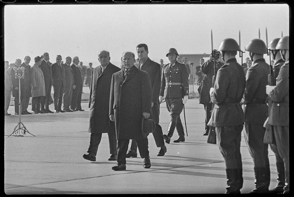 Walter Ulbricht auf dem Weg zu einem Besuch in Moskau wird am Flughafen Schönefeld verabschiedet. SW-Foto, 29.05.1968 © Kurt Schwarz. (Kurt Schwarz CC BY-NC-SA)