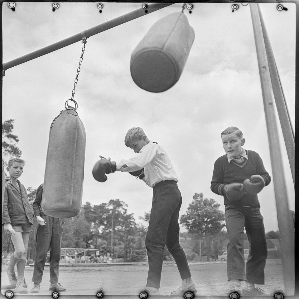 Jungen trainieren am Boxsack, 1959. SW-Foto © Kurt Schwarz. (Kurt Schwarz CC BY-NC-SA)