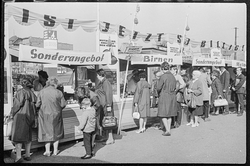 Obstverkaufsstände am Alexanderplatz, , 1966. SW-Foto © Kurt Schwarz. (Kurt Schwarz CC BY-NC-SA)