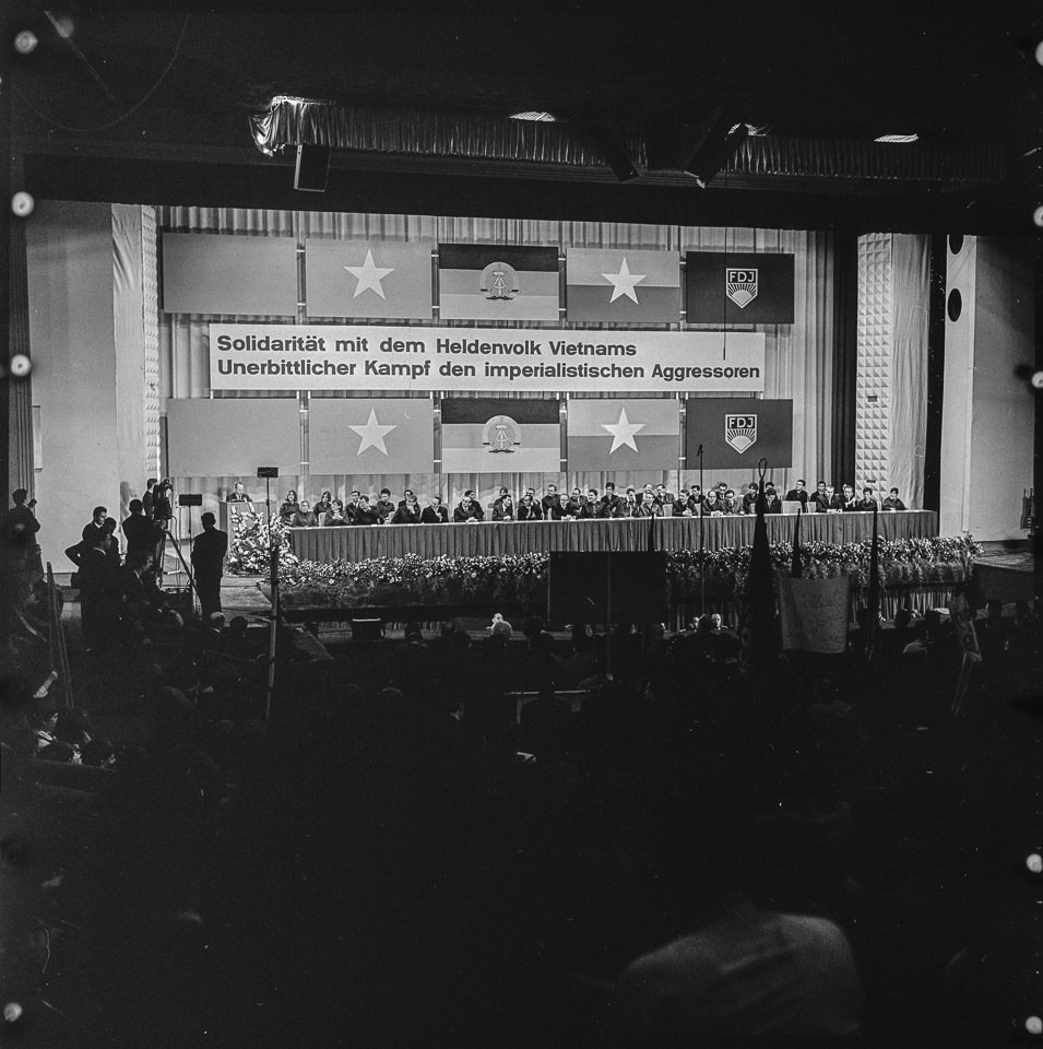 Solidaritätsveranstaltung der FDJ für Vietnam im Friedrichstadtpalast. SW-Foto, April 1968 © Kurt Schwarz. (Kurt Schwarz CC BY-NC-SA)