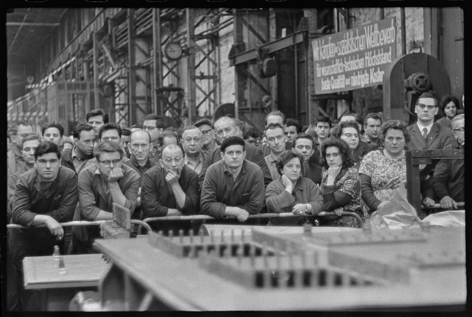 Solidaritätsveranstaltung für Vietnam in einer Fabrikhalle, Bild 2: Blick auf die Belegschaft. SW-Foto, 1966 © Kurt Schwarz. (Kurt Schwarz CC BY-NC-SA)