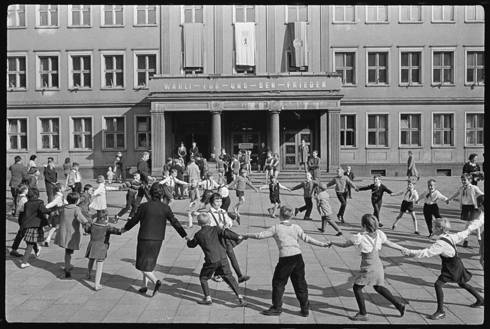 Wahlen zu den Stadtbezirksversammlungen am 10. Oktober 1965., Bild 2: Kinder tanzen vor dem Wahllokal. SW-Foto, 10.10.1965 © Kurt Schwarz. (Kurt Schwarz CC BY-NC-SA)