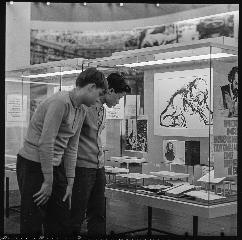 Zwei Jungen bei der Ausstellung im Museum für Deutsche Geschichte "Karl Marx - Leben und Werk". SW-Foto, April-Mai 1968 © Kurt Schwarz. (Kurt Schwarz CC BY-NC-SA)